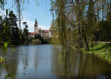 19. yüzyıl Pruhonitsky Şatosu 'nun güneşli bir bahar gününde genel görünüşü.