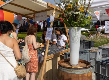 Prag, Çek Cumhuriyeti, 14 Temmuz 2023, Fransız gıda pazarına girmeden önce boş bardak kuyruğu 