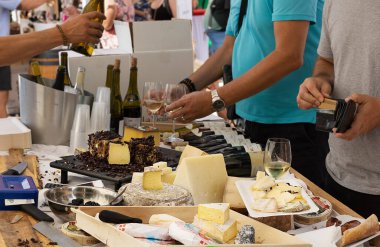 Prag, Çek Cumhuriyeti, 14 Temmuz 2023, Fransız pazarında peynir ve şarap tezgahı