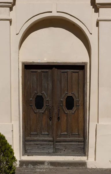 Старинная Текстурированная Дверь Декоративной Перемычкой Лестницей — стоковое фото