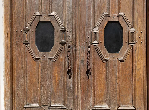 Фрагмент Старой Деревянной Двери Крупным Планом Металлическими Ручками Черными Окнами — стоковое фото