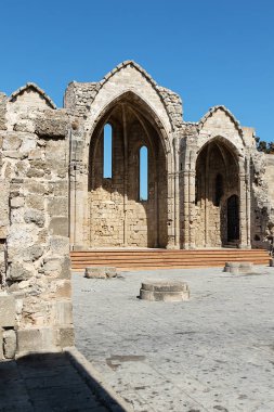 Rodos adasındaki Burgh Bakiresi Kilisesi 'nin kalıntılarındaki iki kemerin yan görüntüsü.