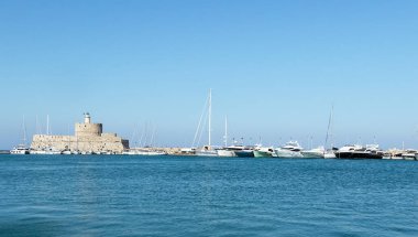Yolcu teknelerinin panoramik görüntüsü ve Aziz Niklas Kalesi, yaklaşık 15. yüzyıl binası.