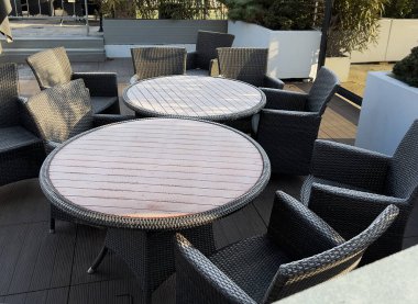 Masaya ilk kar ve sokak kafeteryasında ziyaretçi olmadan sandalyeler.