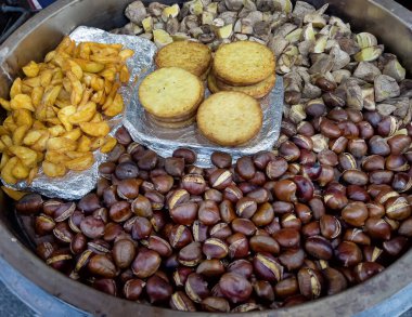 Kızarmış patates gözlemesi, fırında patates ve kestane bir yemek festivalinde büyük bir tencerede.