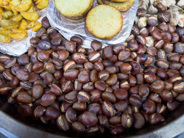 Kızarmış kestane ve fırında patates manzarası. Sokak pazarında atıştırmalıklar