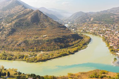 Kura Nehri 'nin tepesi ve Jvari Manastırı' nın dağları.