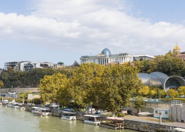 Tiflis ve Kura Nehri 'nin yaya köprüsünün panoramik görüntüsü