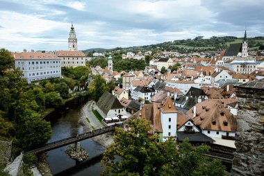 Krumlov 'daki şatodan Vltava Nehri boyunca uzanan evlerin panoramik görüntüsü