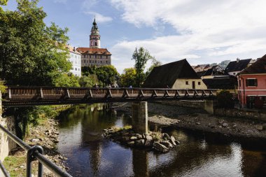 Vltava Nehri üzerindeki köprü ve Krumlov şehrindeki binaların yansıması.