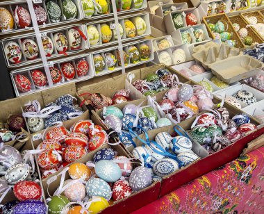 Paskalya tezgahlarının çeşitli renk ve boyutlarda dekoratif yumurtalarla yan görüntüsü. Kutlama pazarı.