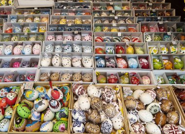 Geleneksel dekoratif yumurtalarla dolu renkli bir Paskalya tezgahına odaklanın..