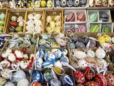 Geleneksel dekoratif yumurtalarla dolu renkli bir Paskalya tezgahına odaklanın..