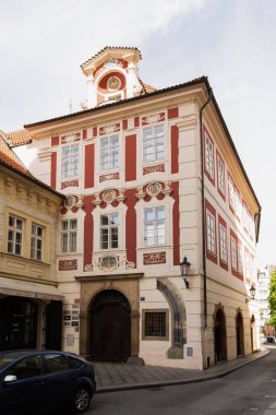 Prag 'ın eski Prag kenti Prag' da 3 Mayıs 2025 'te kızıl cepheli tarihi bir barok binası.
