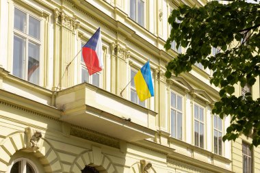 Prag 'da güneşli bir günde Czech ve Ukrayna bayraklarıyla cepheyi inşa etmek