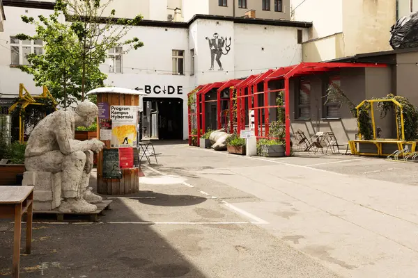 3 Mayıs 2025 Prag, açık öğrenci avlusunda heykel ve renkli mimari ile şehir sanatları alanı