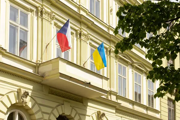 Prag 'da güneşli bir günde Czech ve Ukrayna bayraklarıyla cepheyi inşa etmek