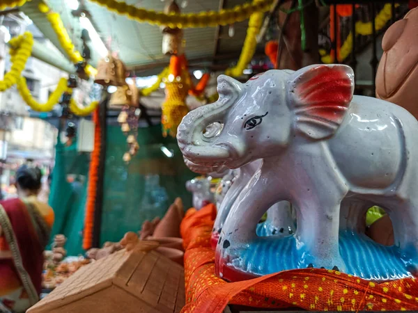 收藏的白色陶瓷大象雕像或雕像的照片保存在木制桌子上出售 其他物品 产品和装饰商店在背景上 图片拍摄于印度加尔各答的自然光下 — 图库照片
