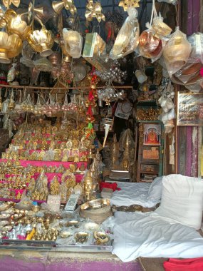 Tulajapur, Hindistan - 28 Ekim 2022; Tuljapur tapınağının dışında doğal ışık altında satılan güzel Hint tarzı bakır çatal bıçak, nesne, tanrı ve tanrıça idol stok fotoğrafı