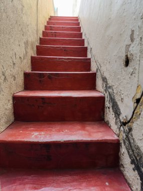 Kestane rengine boyanmış eski beton merdiven resmi, merdiven kenarındaki açık sarı duvar, Gulbarga, Karnataka 'da doğal ışık altında çekilmiş resim, seçici odak noktası.