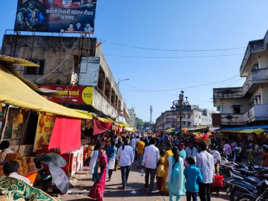 Tuljapur, Hindistan - 28 Ekim 2022; Tanrıça Tulaja Bhavani Mata Tapınağı 'nın dışında festival sezonunda ziyaretçi kalabalığı. Ticaret binaları, oteller, tapınak çevresindeki sokak satıcıları..