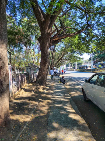Kalburgi Indie Stycznia 2023 Zdjęcie Chodnika Lub Ścieżki Kilkoma Chodzącymi — Zdjęcie stockowe