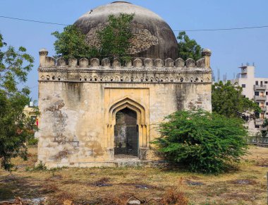 Şehrin ortasına yerleştirilmiş antik harabe anıtın stok fotoğrafı, mezarın etrafında çok az bitki yetişiyor. Resim Gulbarga, Karnataka, Hindistan 'da parlak güneş ışığı altında çekildi. Hindistan 'ın tarihi yeri.