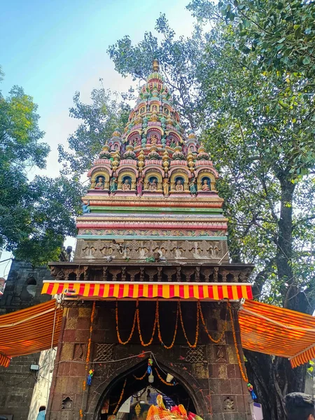 人気の神聖な寺院の景色の中マハラシュトラ州トゥラジャバニ マンディール トゥラジャプール ドレイヴィディアン様式の寺院塔尖塔に神と女神の彫刻緑の木背景に空 — ストック写真
