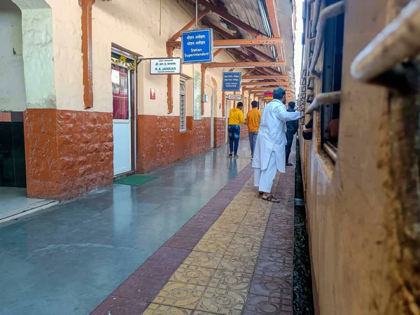 2022年11月30日インドのクルダワディ鉄道ホームのストックフォト 人々は背景に見える鉄道駅の様々な部門のオフィスで電車に乗る見ることができます — ストック写真