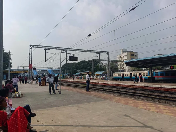インドのハイデラバード2022年12月17日鉄道駅のストックフォト 人々は彼らの列車を待っているのを見ることができますが いくつかの人々はスナックを購入している一部の人々は到着した列車に乗っている — ストック写真