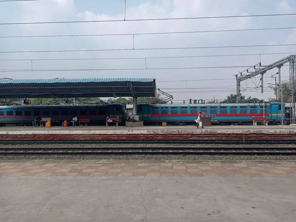 インドのハイデラバード2022年12月17日鉄道駅のストックフォト 人々は彼らの列車を待っているのを見ることができますが いくつかの人々はスナックを購入している一部の人々は到着した列車に乗っている — ストック写真