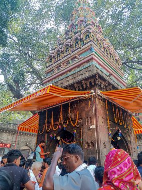 Tuljapur, Hindistan - 28 Ekim 2022 Tanrıça Tuljabhavani mata tapınağı, radyen stil tapınağı, kule üzerinde Tanrı 'nın ve Tanrıça' nın heykeli. Festival sezonunda ziyaretimize gelen kalabalık.