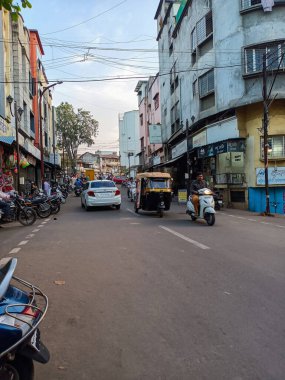 Kolhapur, Hindistan - 6 Kasım 2022; şehir manzarası yollarda yürüyen, kalabalık alanda hareket eden, binalarla çevrili kalabalık pazar alanı ile canlandı..