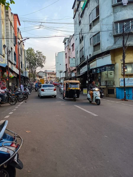 2022年11月6日 インドのコルハプルでは 道路を歩く人々 混雑したエリアを移動する車 建物に囲まれた賑やかな市場の活気あるブレンドで街が生き生きとしました — ストック写真