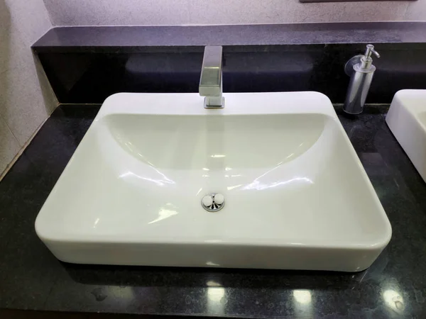 このストックフォトは 現代的な白い大理石の正方形の洗面台を特色にしたり インドのテラガン州ハイデラバードにあるIt企業のトイレで撮影された金属製の水道タップで沈む — ストック写真