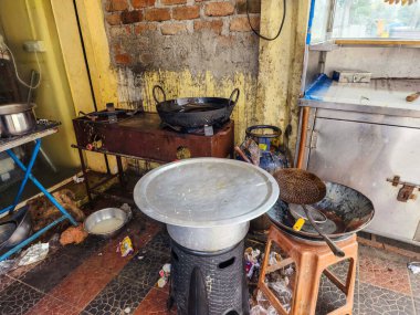 Hyderabad, India- 2 Kasım 2022; sahne kirli ve hijyenik olmayan sokak yemekleri tezgahı mutfağı ile gösteriliyor yere saçılmış çöp,.