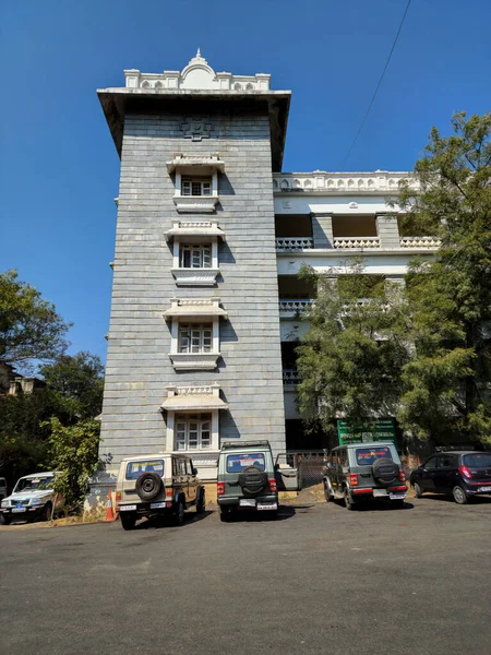 ガルバルガ インド 2023年1月18日 ガルバルガ市では 立法府として知られているヴィダン ソワニも 屋外に駐車し 建物の周りを散策する数人の人々を乗せた — ストック写真