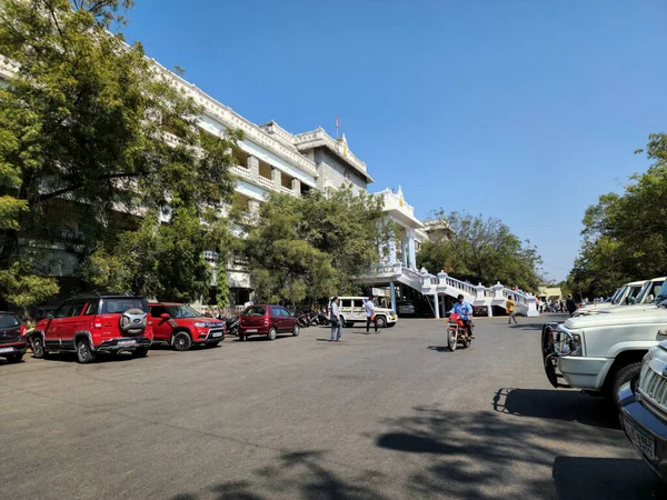 2023年1月18日在古尔巴加市 威严的Vidhan Soudha也被称为 立法院 很少有四轮车停在外面 有几个人在大楼周围徘徊 — 图库照片