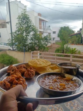 Kolhapur maharashtra arka planında lezzetli bir Hint mutfağı sunumu kolesistektomi, puri, modak, aloo sabji ve kheer patatesli köri içerir..