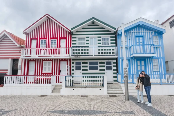 Авейру Португалия 2022 Влюбленная Пара Делает Селфи Улице Типичными Красочными — стоковое фото
