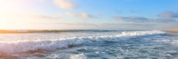Piękny Widok Wysokie Fale Pustym Wybrzeżu Oceanu Atlantyckiego Błękitne Niebo — Zdjęcie stockowe