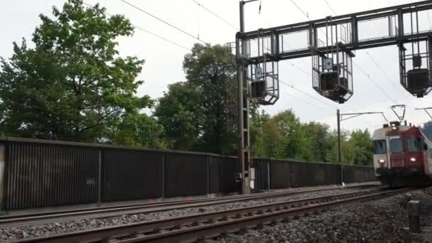 Olten Schweiz 2022 Närbild Kommande Moderna Tåg Och Järnvägsspår Olten — Stockvideo