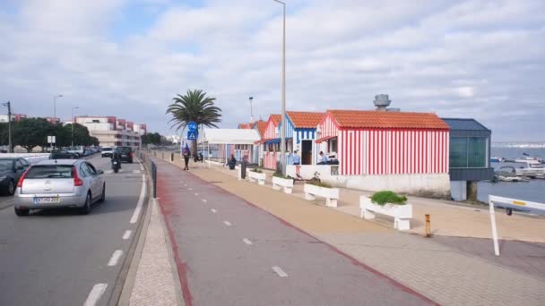 Aveiro Portugal 2022 Вид Вулицю Типовими Кольоровими Смугастими Будинками Ресторанами — стокове відео
