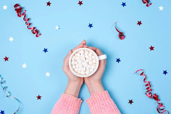 Vrouwelijke Handen Houden Een Kopje Warme Chocolademelk Met Marshmallows Een — Stockfoto
