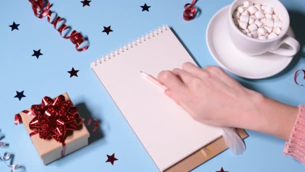 Ragazza Donna Che Scrive Una Lettera Babbo Natale Beve Cioccolata — Video Stock