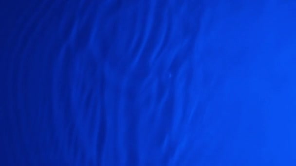 纽蓝水的梯度纹理与滴落 水花和波浪 浅色慢动作视频横幅折射的浅蓝色渐变有机水色 — 图库视频影像