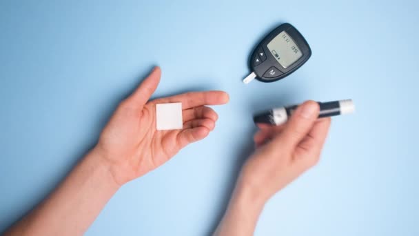 女性は血糖値で血液中のグルコースのレベルを測定します グルコース値4 血糖値は正常です 国際糖尿病啓発デー — ストック動画