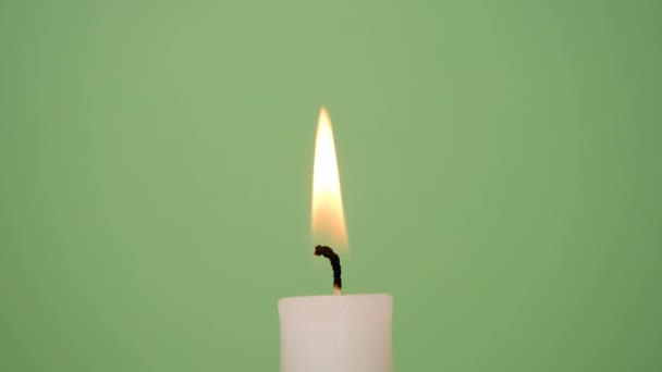 Ένα Λευκό Κερί Πράσινο Λαδί Φόντο Ένα Κερί Καίγεται Πράσινο — Αρχείο Βίντεο