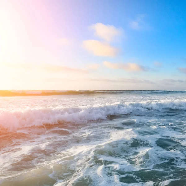 Прекрасний Вид Високі Хвилі Порожньому Узбережжі Атлантичного Океану Блакитне Небо — стокове фото