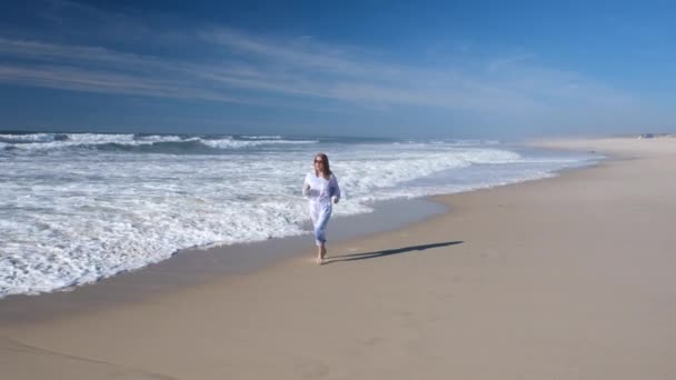 Молодая Женщина Бежит Атлантическому Океану Веселится Смеется Девушка Наслаждается Океанскими — стоковое видео